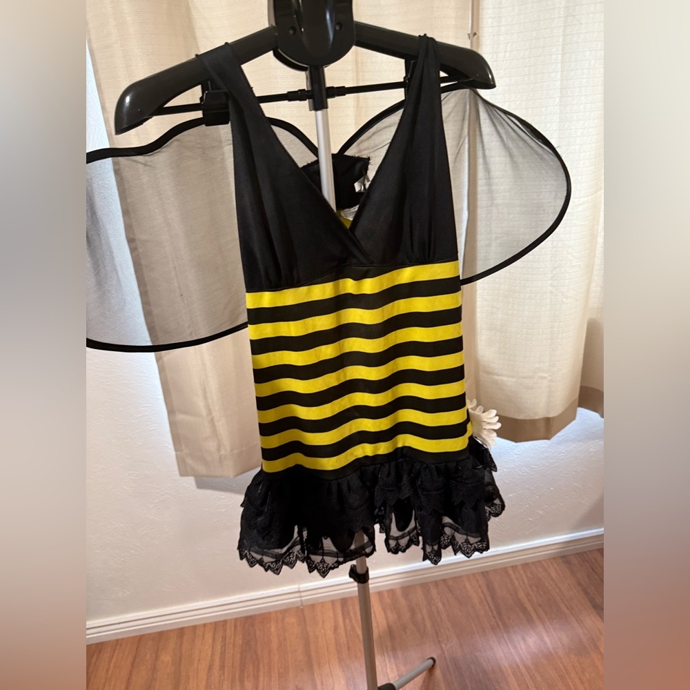 Black and Yellow bumble bee costume

Halloween
Size 4-6
Small
